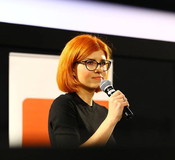 rozmowa trzech osób